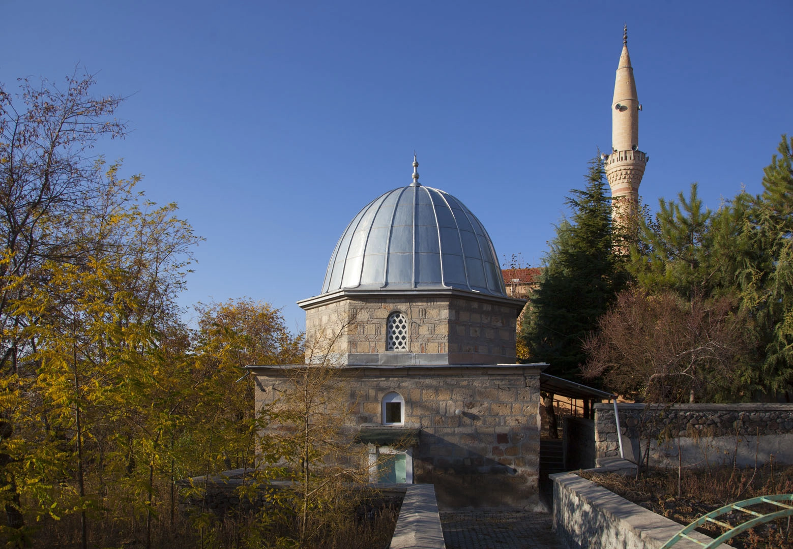 Karadavut Türbesi