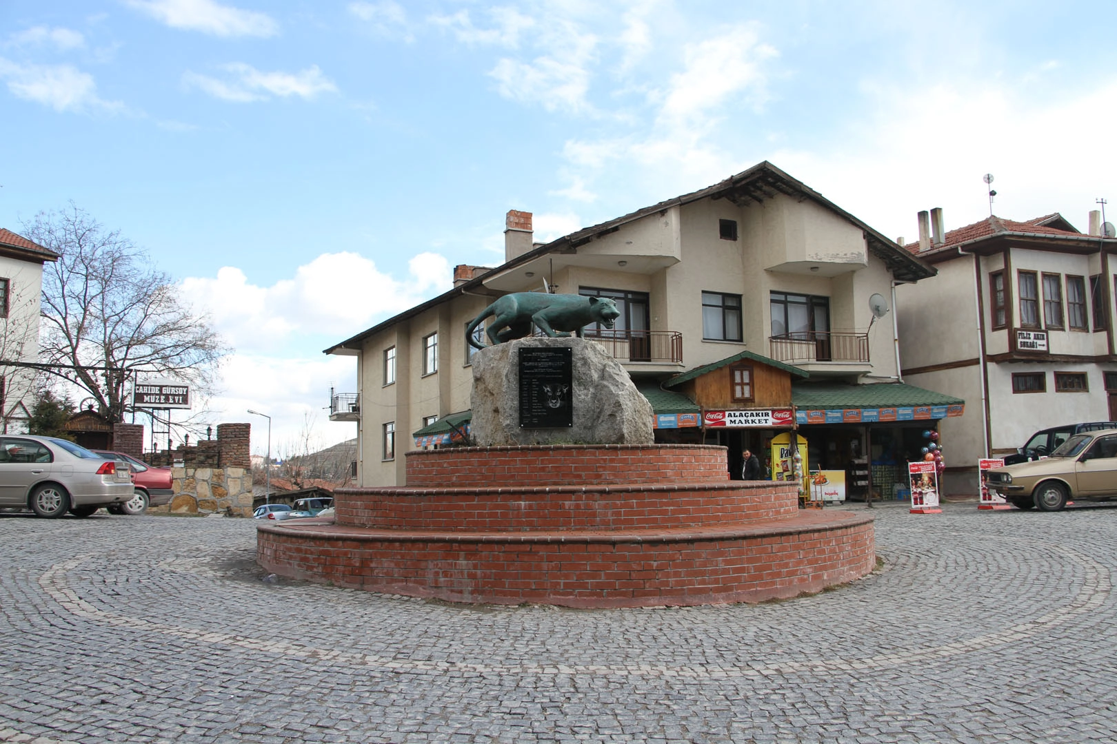 İmaret Meydanı ( Anadolu Parsı Heykeli )